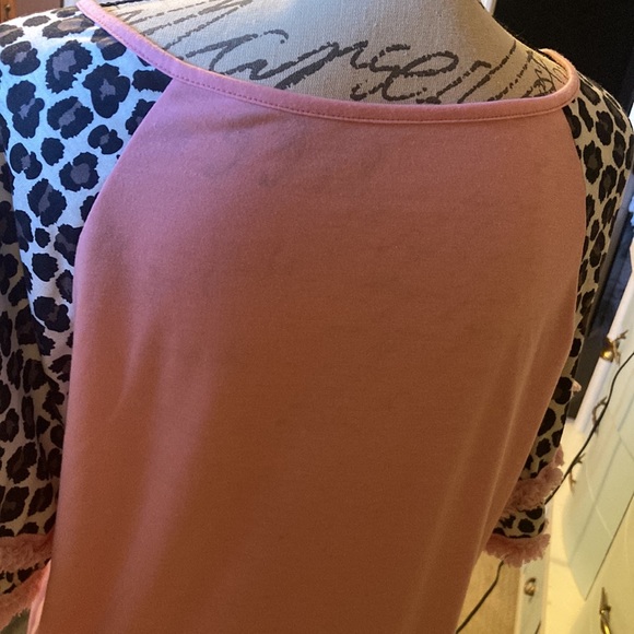 Pink Pullover Top with leopard print sleeves - Picture 3 of 4